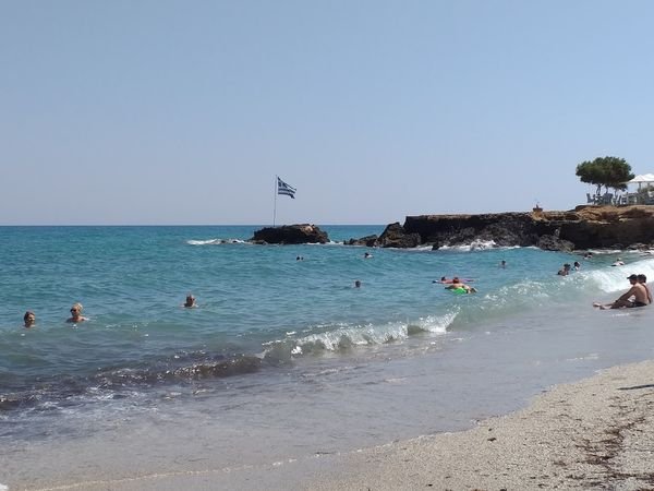Plage de Gouves – sable fin et eau peu profonde à 2,9 km du village